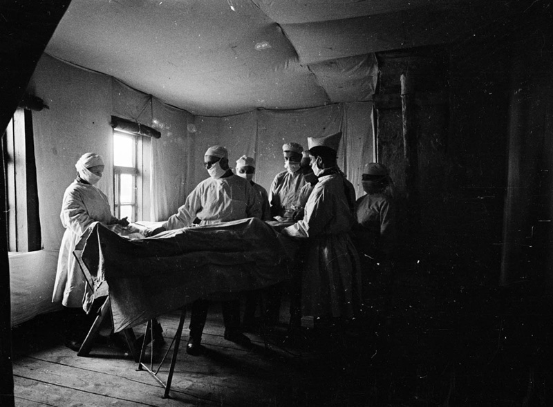 Главный врач Николай Бурденко в операционной, 1943 год. Полевой госпиталь.Выставка «На страже здоровья: российские врачи в XX веке» с этой фотографией.&nbsp;