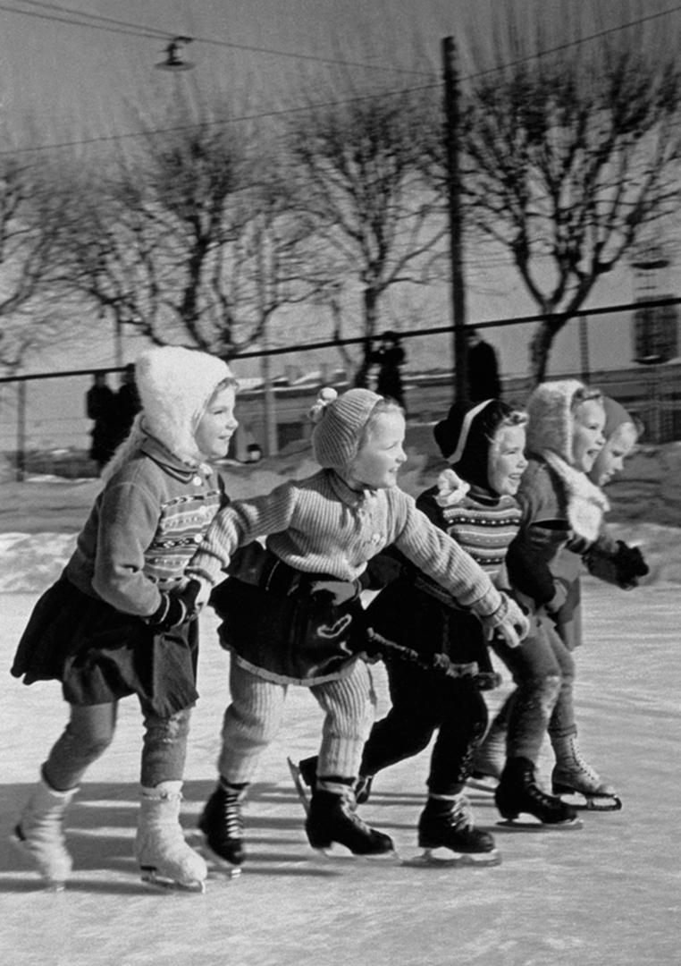 «Юные фигуристки», 1956 год, г. Москва. Первая школа детского фигурного катания. Стадион Юных пионеров.Выставки «Счастливое советское детство»&nbsp;и «На коньках»&nbsp;с этой фотографией.
