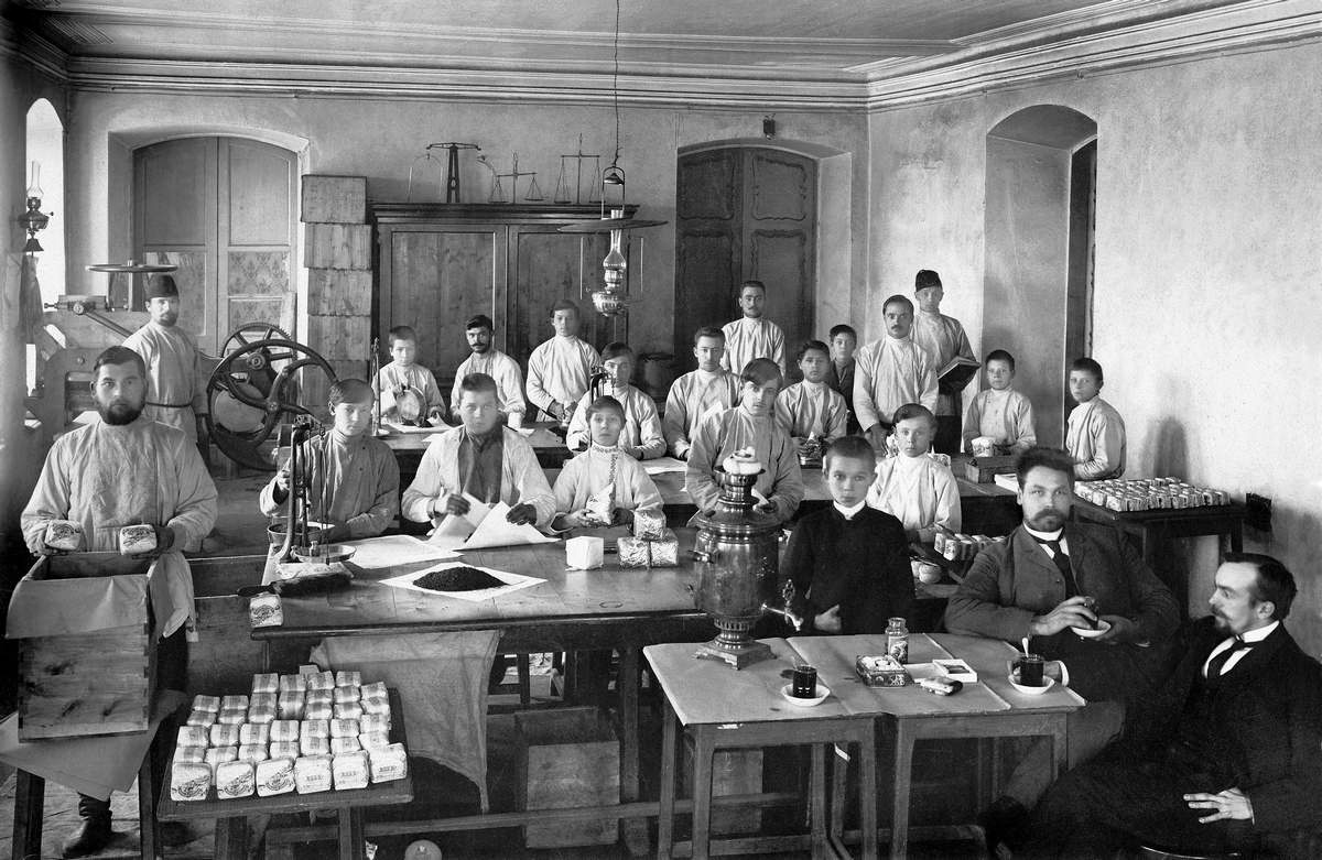 Чаеразвеска Ивана Петровича Колокольникова по улице Исетской, 1903 год, Оренбургская губ., Челябинский у., г. Челябинск. Современная улица Карла Маркса. Фотоальбом из семейного архива рабочего чаеразвески Григория Майсова. В последнем ряду третий слева  – Никита Ефимович Попов (годы жизни: 1886–1955).Выставки «Ворота в Сибирь или Зауральский Чикаго», «Дореволюционная Россия: производство» и «15 фотографий с самоваром» с этим снимком.