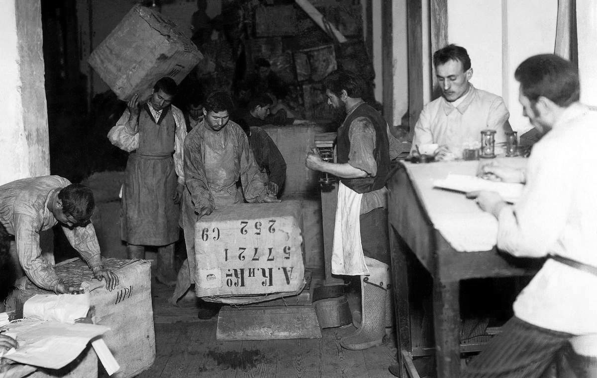 Чаеразвесочная фабрика Александра Кузнецова и К°, январь 1895, Оренбургская губ., Челябинский у., г. Челябинск. Фотоальбом из семейного архива рабочего чаеразвески Григория Майсова. В начале XX века здание чаеразвески А. К. Кузнецова располагалось в собственном доме по улице Оренбургской (современной – Васенко), до этого по улице Сибирской. Выставки «Ворота в Сибирь или Зауральский Чикаго», «Дореволюционная Россия: производство» и «Дореволюционный Челябинск» с этой фотографией. 