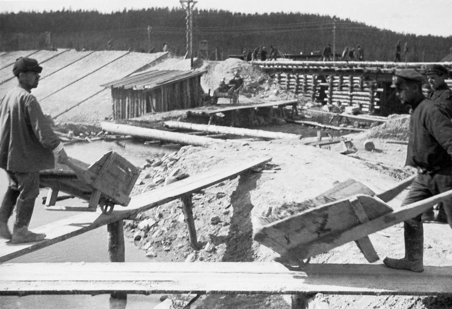 Из серии «Беломорско-Балтийский канал. Шлюз № 10», 1933 год, Автономная Карельская ССР. Выставка «"С утра до ночи колокол звонит". Фотографии и дневники Михаила Пришвина» с этой фотографией. 