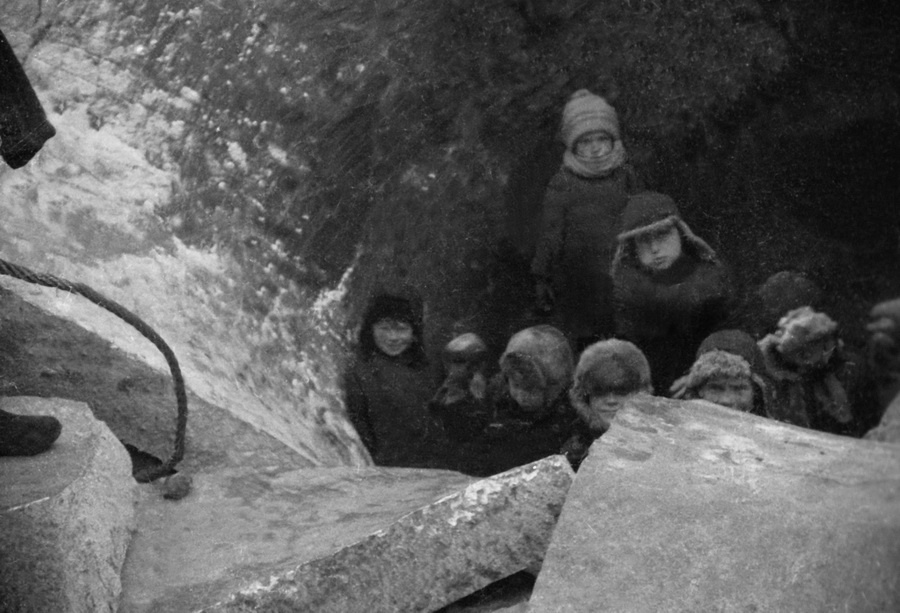 Из серии «Колокола. Сергиев Посад», 1930 год, Московская обл., г. Загорск. Ныне Сергиев Посад.Выставка «"С утра до ночи колокол звонит". Фотографии и дневники Михаила Пришвина» с этой фотографией. 