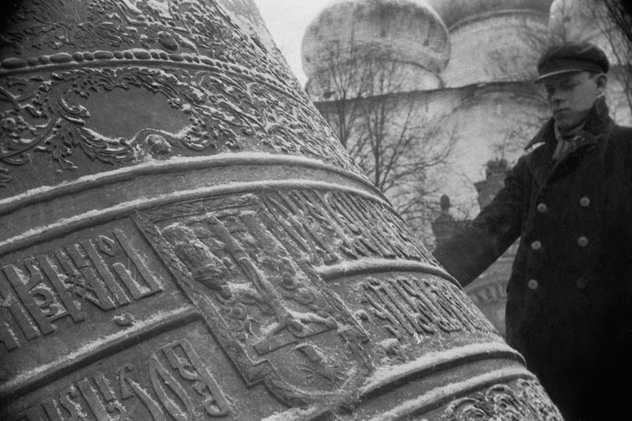 Из серии «Колокола. Сергиев Посад», 1930 год, Московская обл., г. Загорск. Ныне Сергиев Посад.Выставка «"С утра до ночи колокол звонит". Фотографии и дневники Михаила Пришвина», видео «Чтобы понять Россию, надо понять Лавру…» с этим снимком.