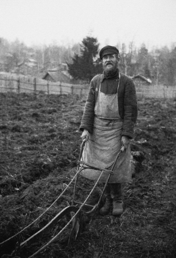 Из серии «Портреты», 1928 - 1936. Выставки: «"С утра до ночи колокол звонит". Фотографии и дневники Михаила Пришвина», «Михаил Пришвин. Портреты» с этой фотографией.