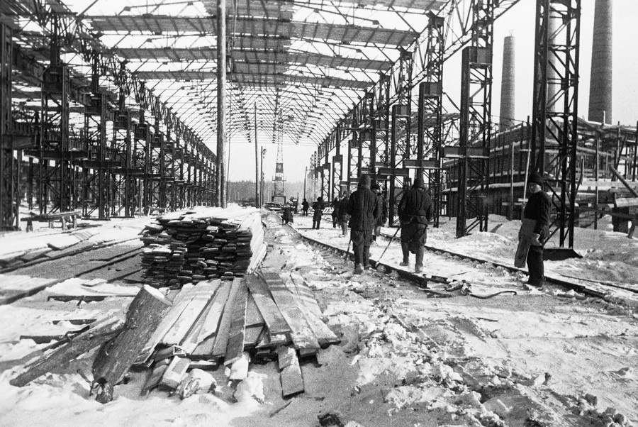 Из серии «Уралмашстрой», 1931 год, г. Свердловск. Выставка «"С утра до ночи колокол звонит". Фотографии и дневники Михаила Пришвина» с этой фотографией. 