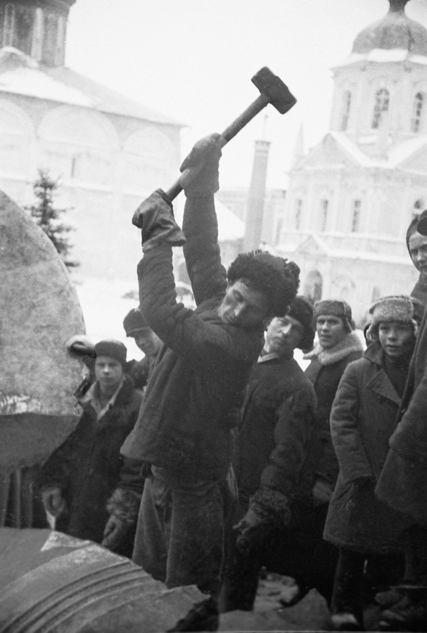 Из серии «Колокола. Сергиев Посад», 1930 год, Московская обл., г. Загорск. Ныне Сергиев Посад.Выставка «"С утра до ночи колокол звонит". Фотографии и дневники Михаила Пришвина», видео «Чтобы понять Россию, надо понять Лавру…» с этим снимком.