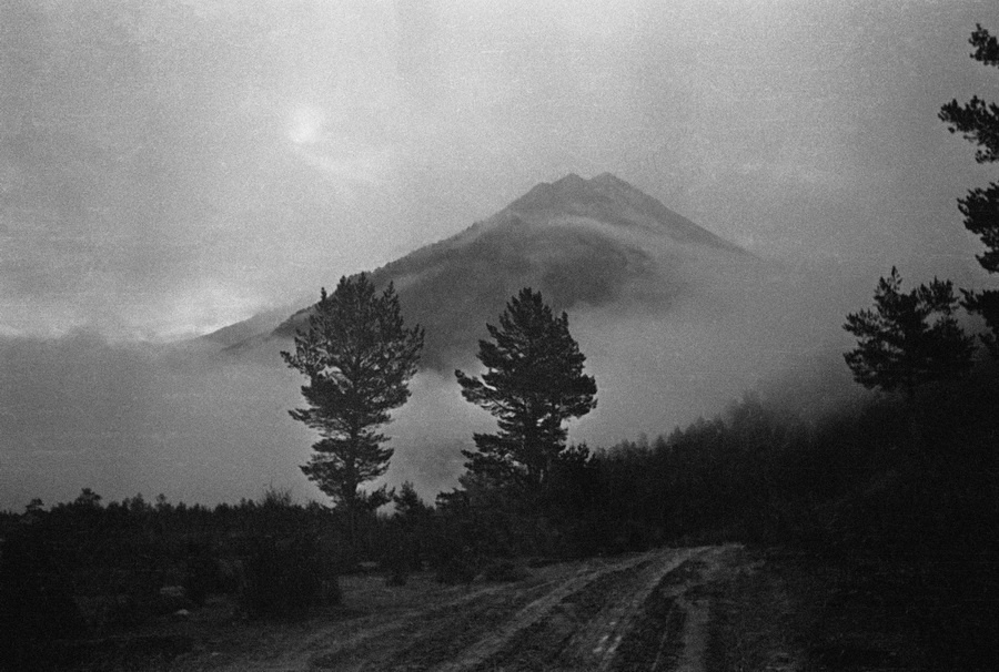 Из серии «Кабарда», 1936 год, Кабардино-Балкарская АССР. Выставки «"С утра до ночи колокол звонит". Фотографии и дневники Михаила Пришвина», «Навести тумана» и «Природа Михаила Пришвина» с этой фотографией. .
