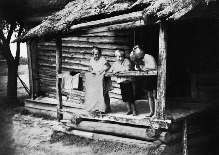 Из серии «Портреты», 1928 - 1936. Выставки «"С утра до ночи колокол звонит". Фотографии и дневники Михаила Пришвина» и «На крыльце» с этой фотографией. 