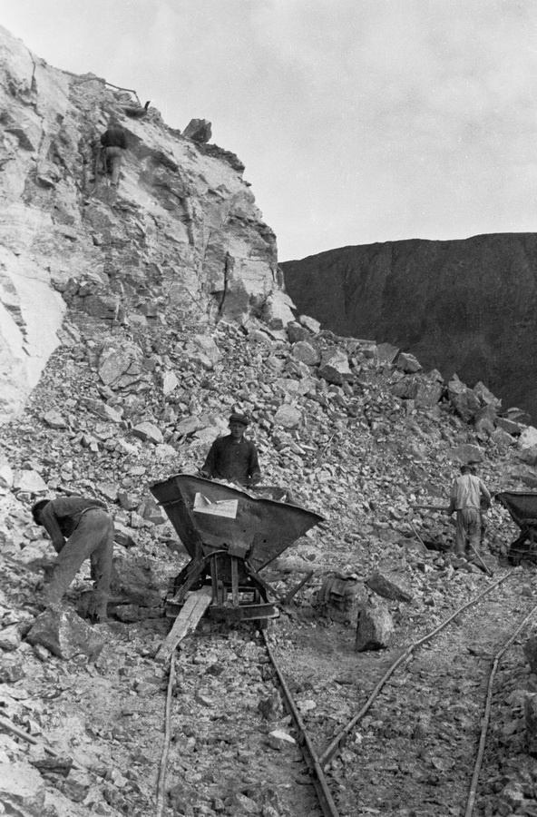 Из серии «Кольский полуостров», 1933 год, Ленинградская обл., Мурманский округ. Выставка «"С утра до ночи колокол звонит". Фотографии и дневники Михаила Пришвина» с этим снимком.