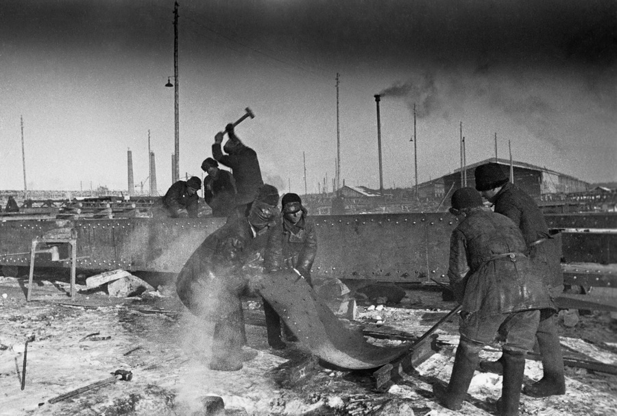 Из серии «Уралмашстрой», 1931 год, г. Свердловск. Выставка «"С утра до ночи колокол звонит". Фотографии и дневники Михаила Пришвина» с этой фотографией. 