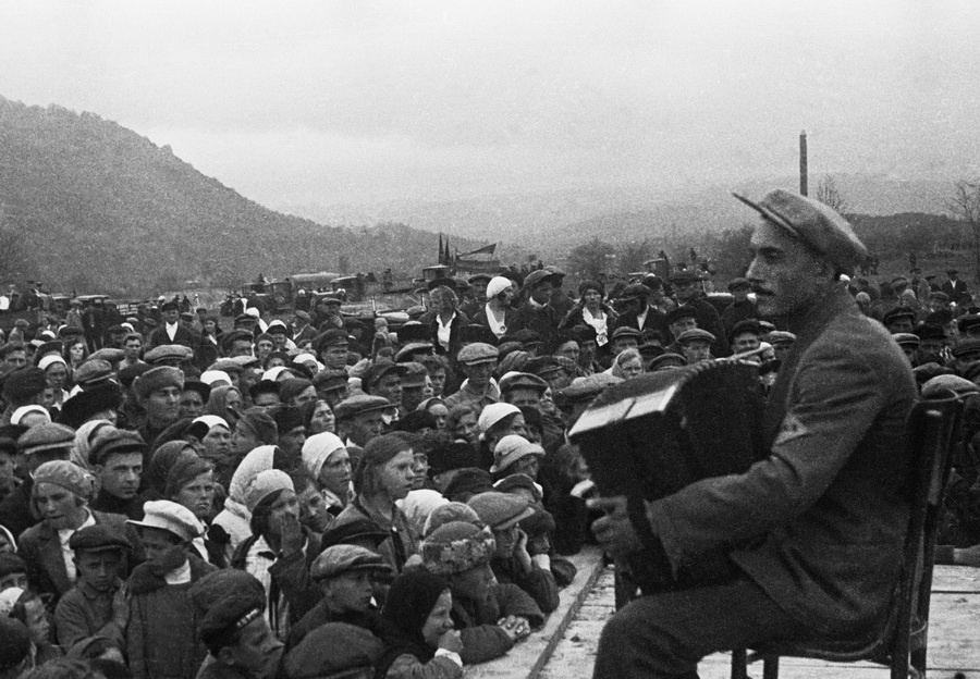 Из серии «Кабарда», 1936 год, Кабардино-Балкарская АССР. Выставка «"С утра до ночи колокол звонит". Фотографии и дневники Михаила Пришвина» с этой фотографией. 