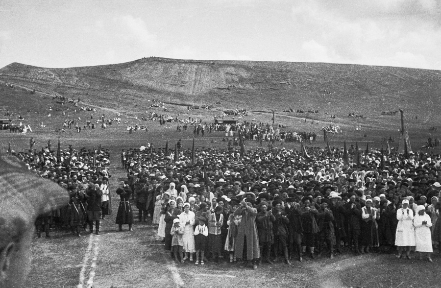 Из серии «Кабарда», 1936 год, Кабардино-Балкарская АССР. Выставка «"С утра до ночи колокол звонит". Фотографии и дневники Михаила Пришвина» с этой фотографией. 