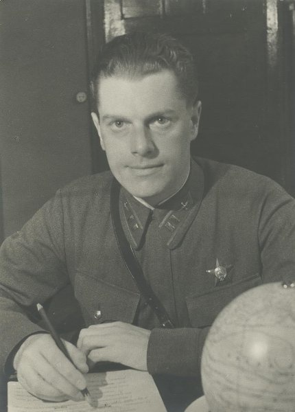 Батальонный комиссар Юмашев, 1930-е. Выставка «Глобус – это чучело Земли» с этой фотографией. 