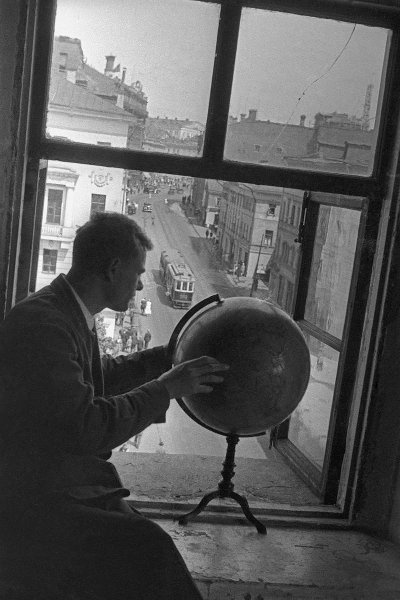 Мужчина с глобусом на подоконнике, 1930-е, г. Москва. Видео «"Доктор Живаго": между адом и раем», выставки «Глобус – это чучело Земли» и «Авангард Михаила Прехнера» с этой фотографией.