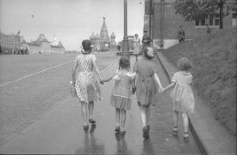 Красная площадь, 1950-е, г. Москва. Выставка «На прогулке» с этой фотографией. 