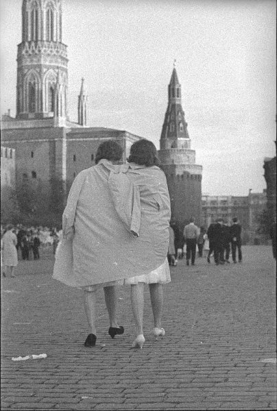 После выпускного бала, 1950-е, г. Москва. Выставка «На прогулке» с этой фотографией. 