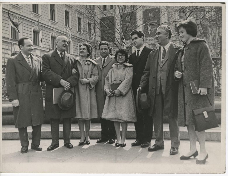 Композитор Арам Хачатурян (второй справа) у здания Московской консерватории, 1960-е, г. Москва. Второй слева – поэт Николай Добронравов. Сейчас улица Большая Никитская.Выставка «Московская консерватория. Большой зал» с этим снимком.