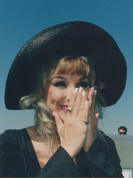 Маша Распутина, 1996 год. Выставки «10 модных фотографий: 1990-е» и «Мода ХХ века в 100 фотографиях» с этим снимком.