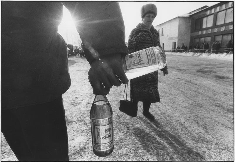 Из серии «Это твоя родина, сынок!», 1990-е. Фото № 3.Выставки «В Союзе с водкой»,  «Это твоя родина, сынок!», «Под чистым зимним солнцем» и «In vino / pivo / vodka veritas...» с этой фотографией.