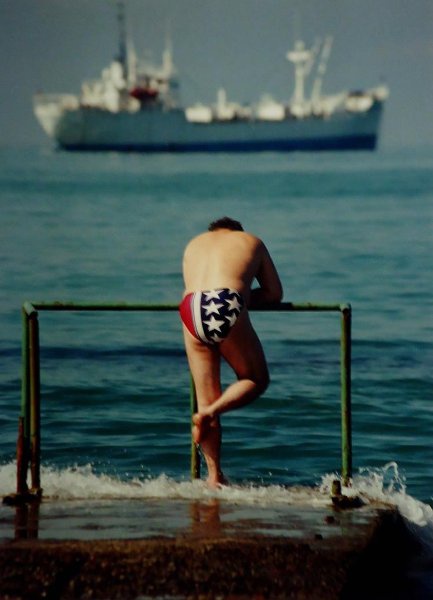 Из серии «Звездный пляж», 1990-е. Выставка «Стиль 90-х» с этой фотографией. 