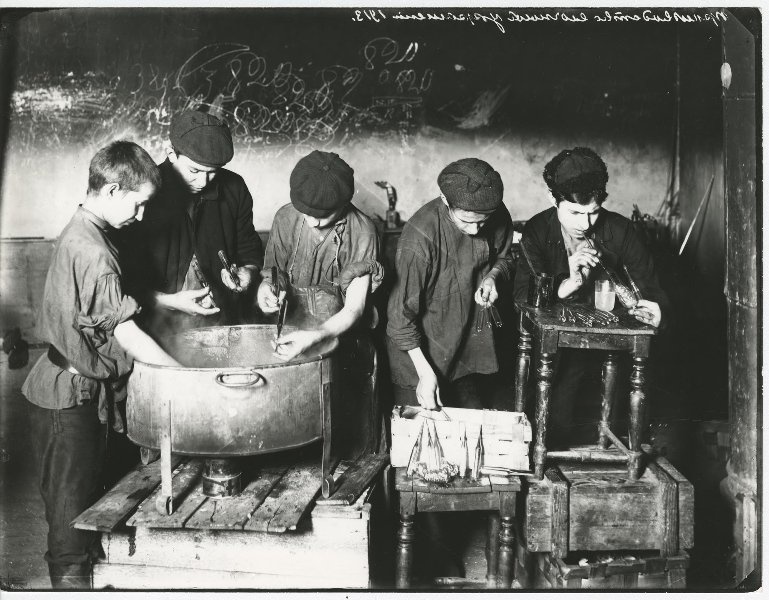 Производство елочных украшений, 1913 год, г. Санкт-Петербург. Выставка «Дореволюционная Россия: производство» с этой фотографией. 