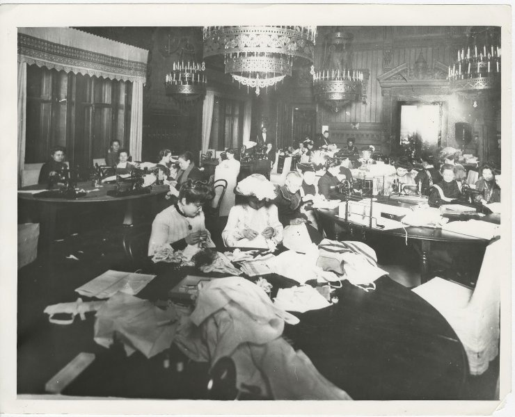 Русско-японская война. Мастерские по пошиву белья для действующей армии во дворце великого князя Владимира Александровича, 1904 год, г. Санкт-Петербург. Выставка «Дореволюционная Россия: производство» с этой фотографией. 