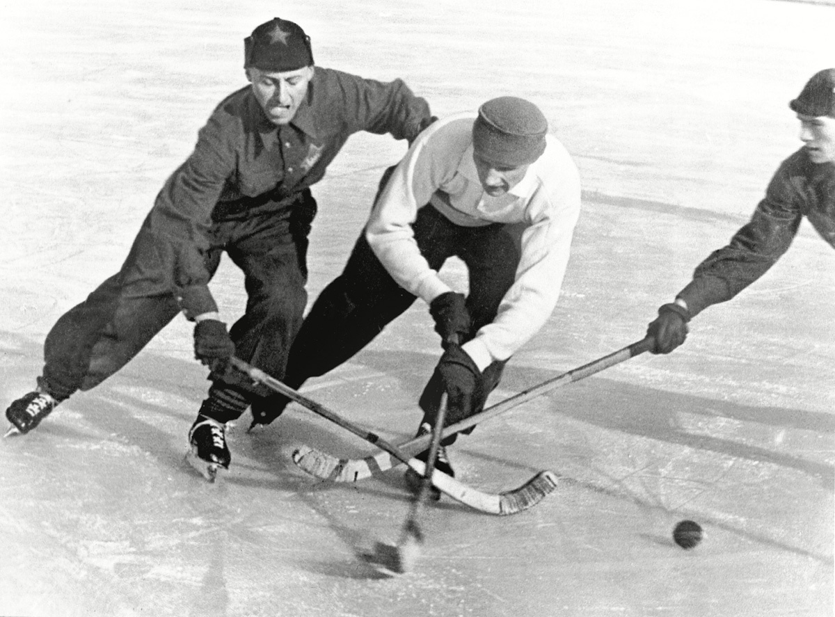 Матч по хоккею с мячом, 1939 год. Выставка «На коньках» с этой фотографией.
