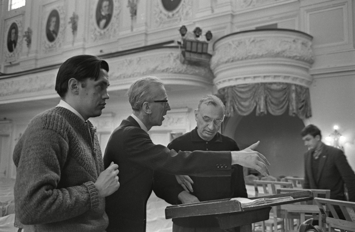 Поэт Роберт Рождественский и композитор Дмитрий Кабалевский на репетиции «Реквиема» в Большом зале Московской консерватории, 1962 год, г. Москва. Выставка «Московская консерватория. Большой зал» с этим снимком.