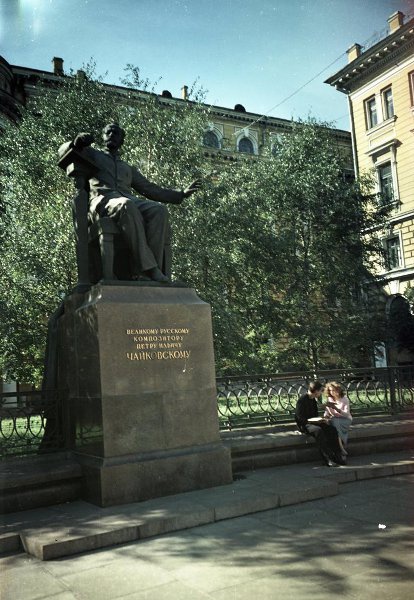 Памятник Петру Ильичу Чайковскому, 1960-е, г. Москва. Установлен в 1954 году. Скульптор - Вера Мухина. Работа над памятником была завершена учениками Мухиной Зинаидой Ивановой и Ниной Зеленской. Авторы постамента – архитекторы Александр Заварзин и Д. Б. Савицкий. Сейчас Большая Никитская улица.Выставка «Московская консерватория. Большой зал» с этим снимком.
