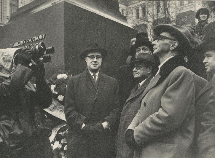 Мстислав Ростропович у памятника композитору П. И. Чайковскому у Московской консерватории, 1970-е, г. Москва. Сейчас Большая Никитская улица.Выставки: «Сфотографируй меня у памятника», «Московская консерватория. Большой зал», видео «Фольклор от Ростроповича» с этим снимком. 