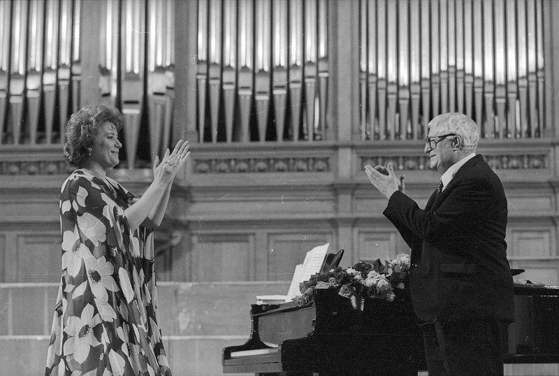 Композитор Георгий Свиридов и оперная певица Елена Образцова, 1980-е, г. Москва. Выставка «Московская консерватория. Большой зал» с этим снимком.