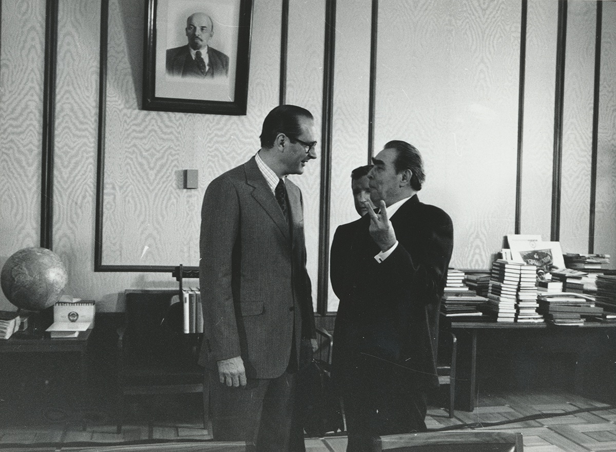 Леонид Брежнев и Жак Ширак, 1976 год, г. Москва. Выставка «Глобус – это чучело Земли» с этой фотографией. 