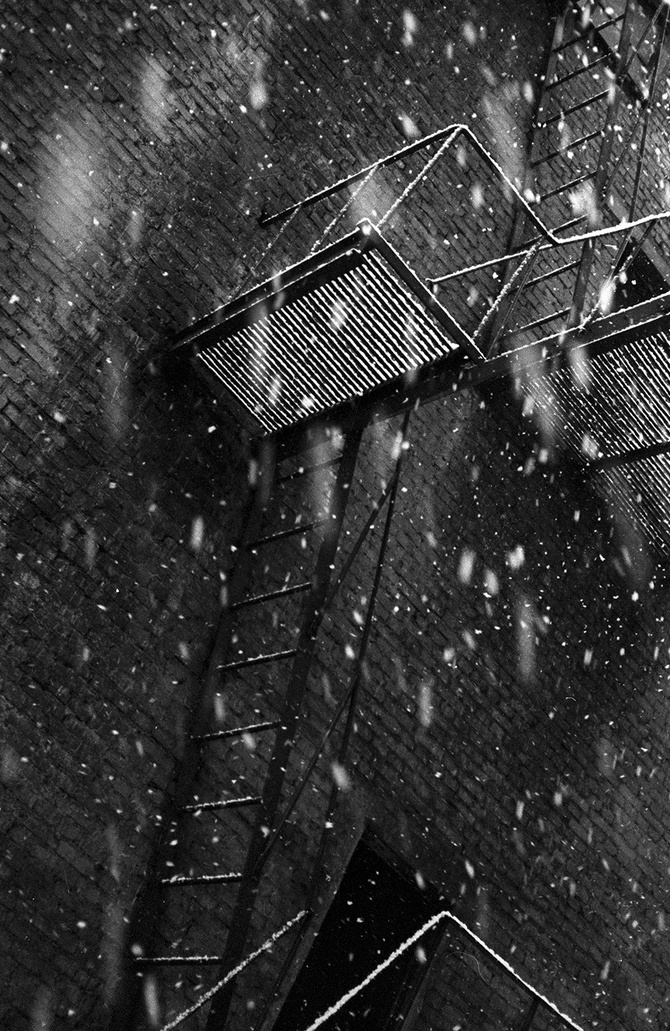 Мокрый снег, 1970-е, г. Москва. Выставки «А снег идет, а снег идет, и все вокруг чего-то ждет…» и «Ночные фотографии Бориса Косарева» с этим снимком.