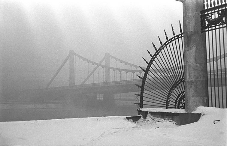Крымский мост, 1955 год, г. Москва. ЦПКиО имени Максима Горького.Выставка «Падал прошлогодний снег» с этой фотографией.