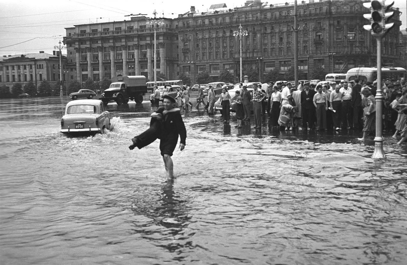 Манежная площадь после ливня, 1956 год, г. Москва