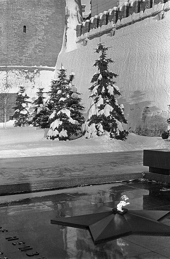 У Могилы Неизвестного солдата. Александровский сад, 1960-е, г. Москва.