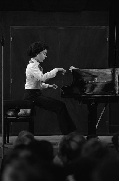 Пианист Евгений Кисин. Первый концерт в Московской консерватории, 23 мая 1984, г. Москва. Выставка «Московская консерватория. Большой зал» с этим снимком.