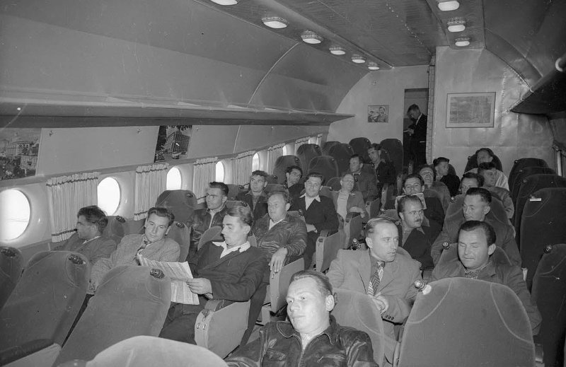Аэропорт Внуково. Начало регулярных рейсов. В салоне самолета, 1959 год, г. Москва. Выставки «Вон из Москвы» и «Внучка» с этой фотографией.