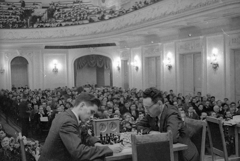 Шахматный турнир в Большом зале Московской консерватории. Играют Пауль Керес и Михаил Ботвинник, 1940 год, г. Москва. Выставка «Московская консерватория. Большой зал» с этим снимком.