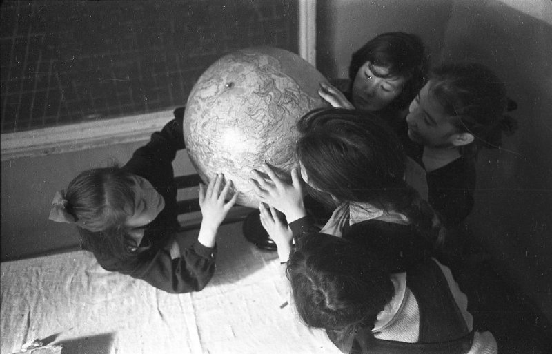 «Мир перед глазами», 1966 год, Сахалинская обл., с. Чир-Унвд. Школа-интернат в национальном нивхском селе Чир-Унвд.Выставка «Глобус – это чучело Земли» с этой фотографией. 