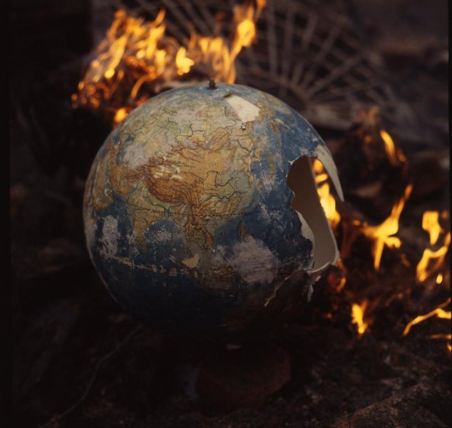 Глобус в огне, 1980-е. Видео «Андрей Дементьев. "Мир держится на добрых людях"», «Евгений Долматовский. "Нет ни минуты..."» и выставка «Глобус – это чучело Земли» с этой фотографией.