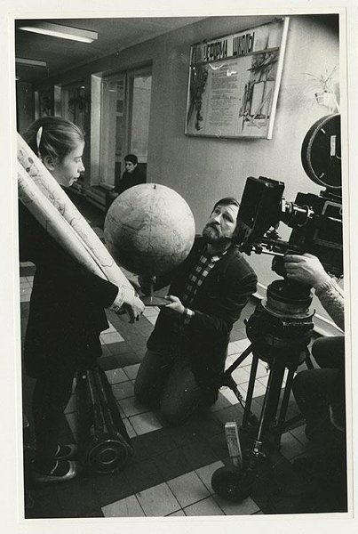На съемках киножурнала «Ералаш», 1980-е, г. Москва. Выставка «Глобус – это чучело Земли» с этой фотографией. 