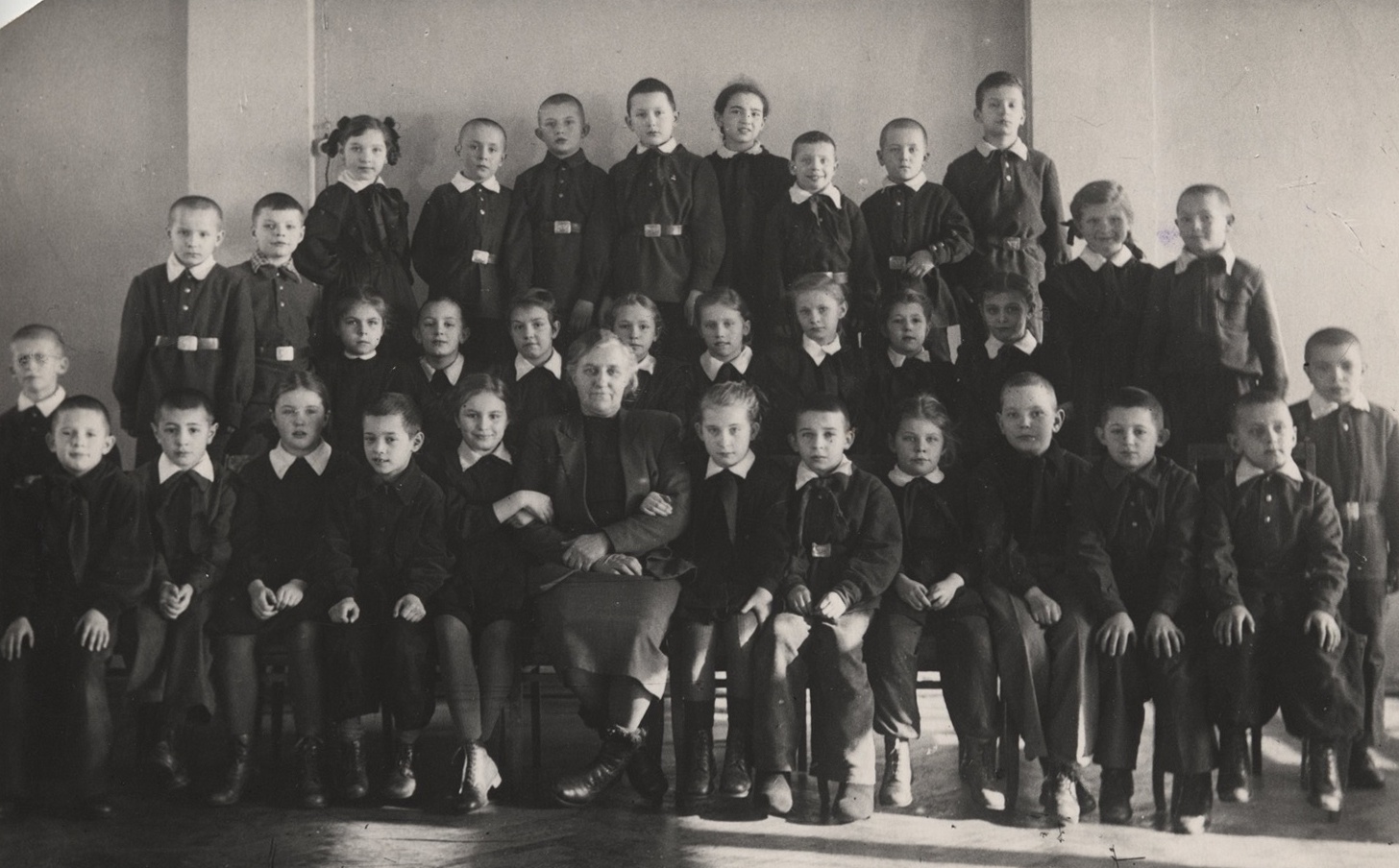 Групповой портрет учащихся младших классов с классной руководительницей, 1950-е, г. Москва