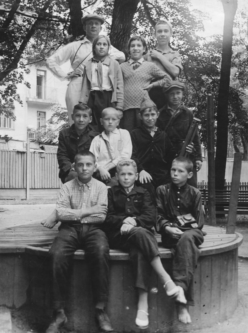 Группа молодежи в московском дворе, 1950-е, г. Москва