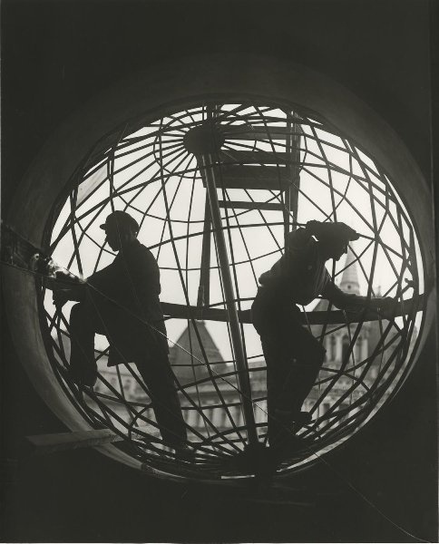 Монтаж конструкции глобуса на Центральном телеграфе, 1928 год, г. Москва. Выставка «Глобус – это чучело Земли» с этой фотографией. 