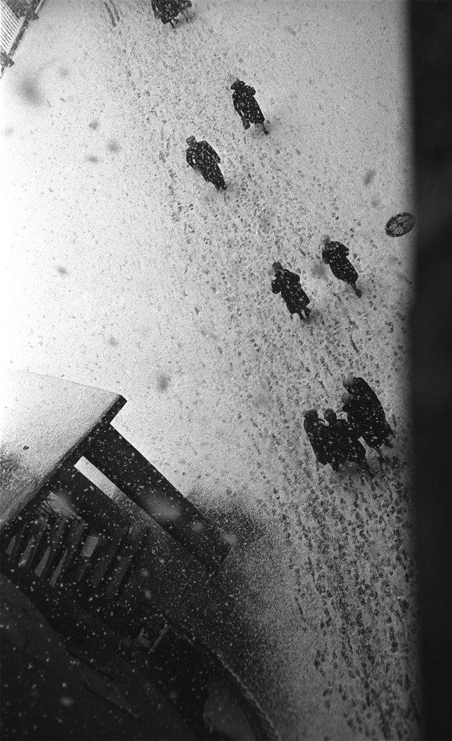 По первому снегу, 1961 - 1969, г. Москва. Выставка «Ночные фотографии Бориса Косарева» с этим снимком.