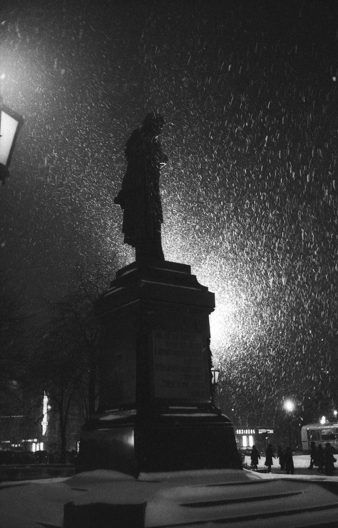 «Буря мглою небо кроет». Пушкинская площадь, 1961 - 1979, г. Москва. Выставка «Ночные фотографии Бориса Косарева» с этим снимком.