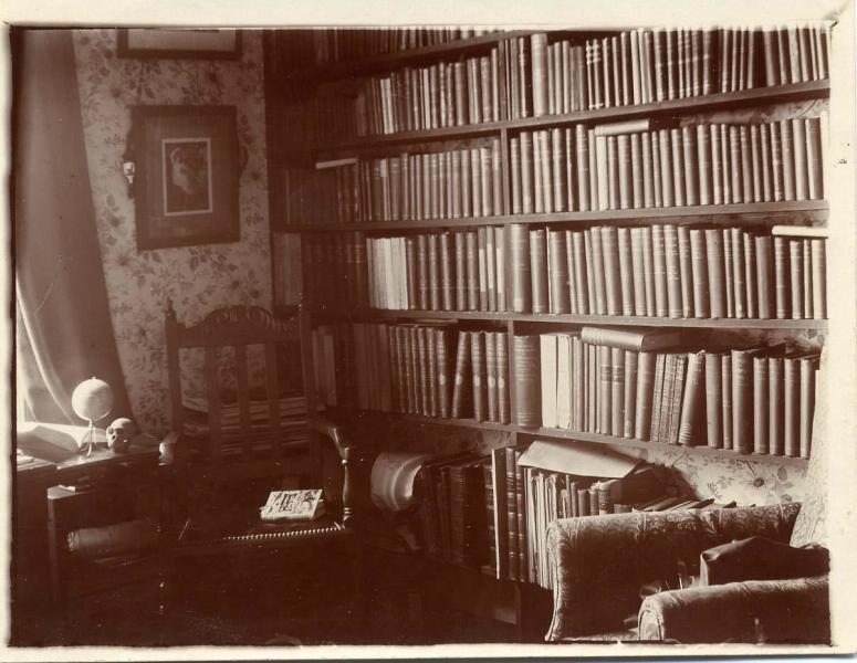 Интерьер кабинета, 1910-е. Выставка «Глобус – это чучело Земли» с этой фотографией. 