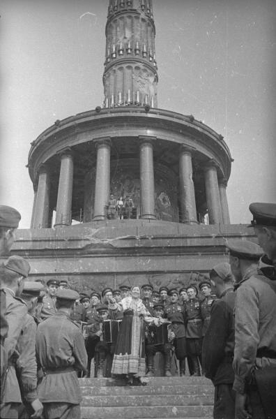 Фото у рейхстага май 1945