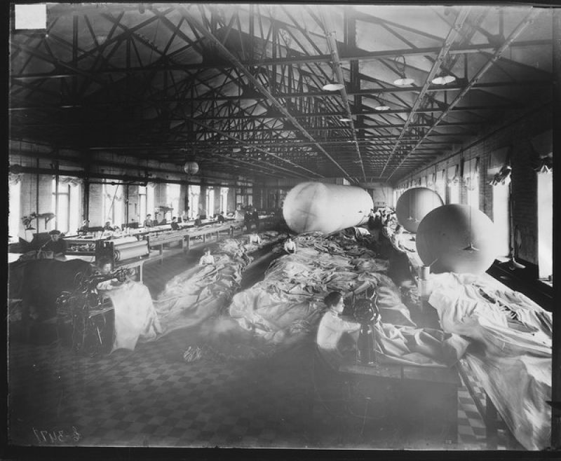 Цех изготовления аэростатов и шаров-зондов на российско-американской резиновой мануфактуре «Треугольник», 1911 год, г. Санкт-Петербург. Выставки: «Дореволюционная Россия: производство», «"На большом воздушном шаре". 15 фотографий с аэростатами» с этой фотографией.